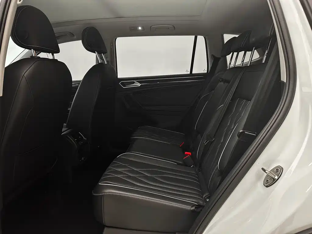 Volkswagen Tiguan L 2023 — фото 23