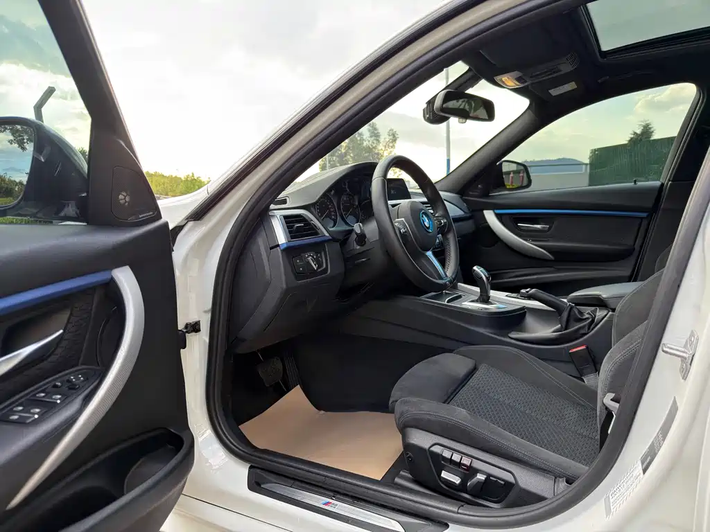 BMW 3 Series 2018 — фото 10