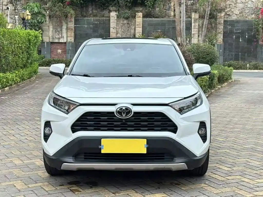 Toyota RAV4 2023 — фото 2