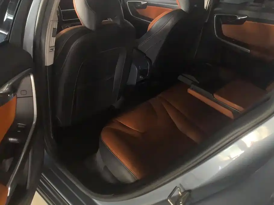 Volvo V60 2018 — фото 11
