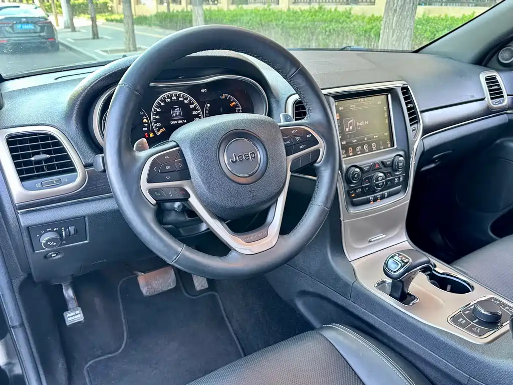 Jeep Grand Cherokee 2014 — фото 11