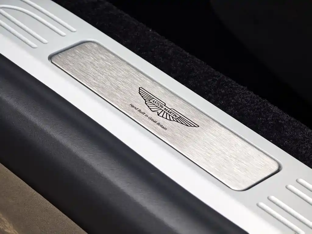 Aston Martin V8 Vantage 2025 — фото 15
