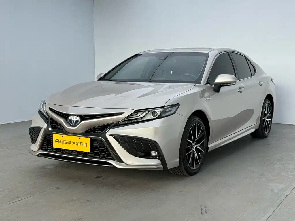 Toyota Camry 2022 — фото 1