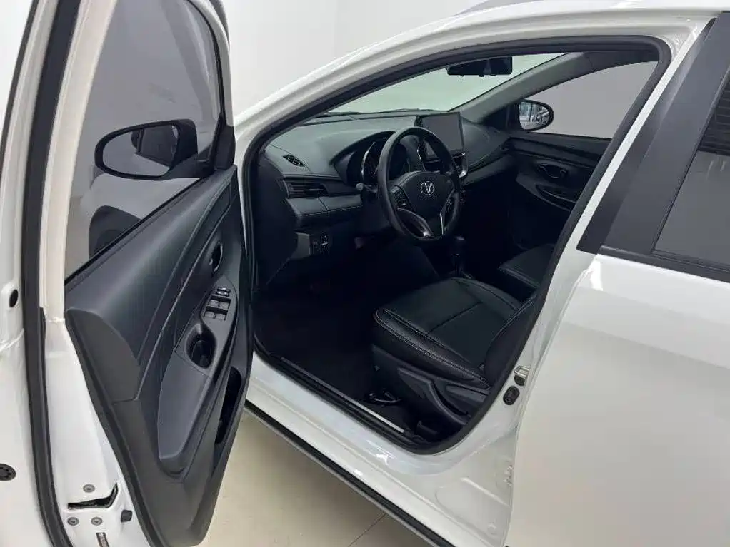 Toyota Yaris L 2022 — фото 10
