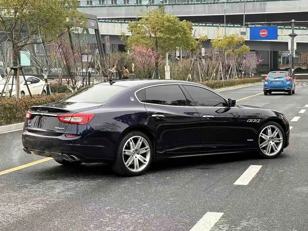Maserati Quattroporte 2015 — фото 18