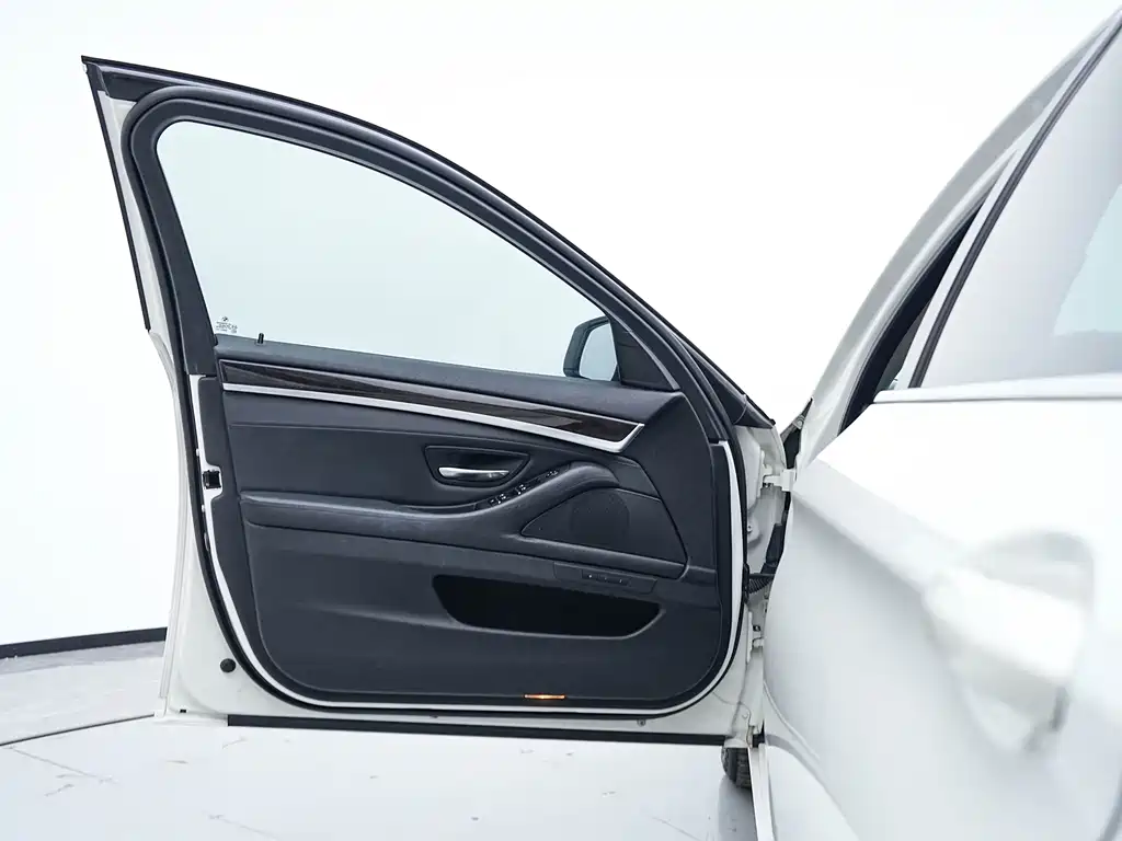 BMW 5 Series 2013 — фото 20