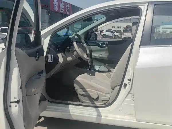 Nissan Tiida 2015
