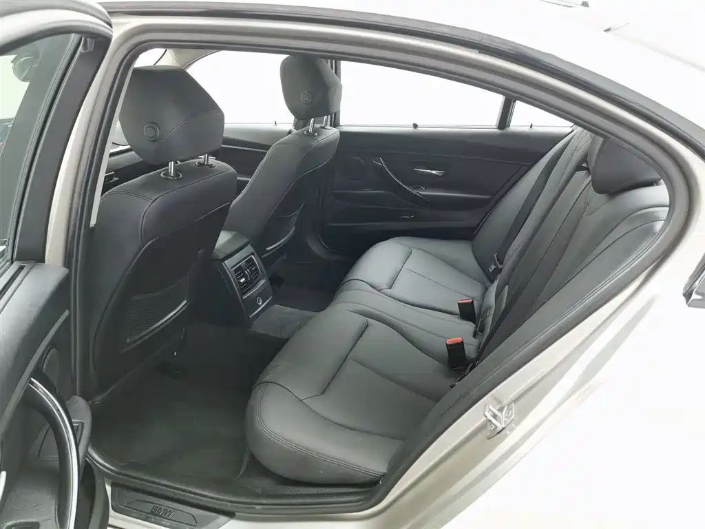 BMW 3 Series 2017 — фото 15