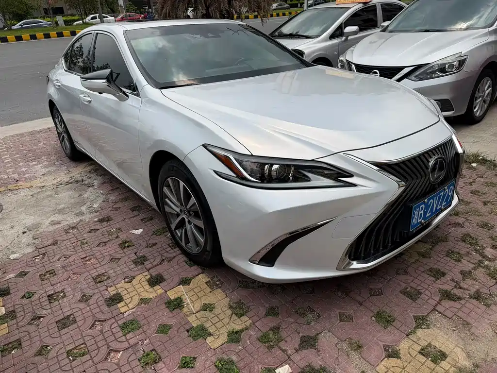 Lexus ES 2019
