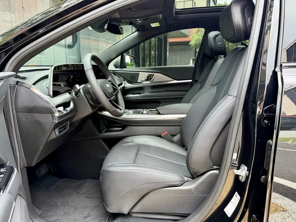 Cadillac XT5 2025 — фото 12