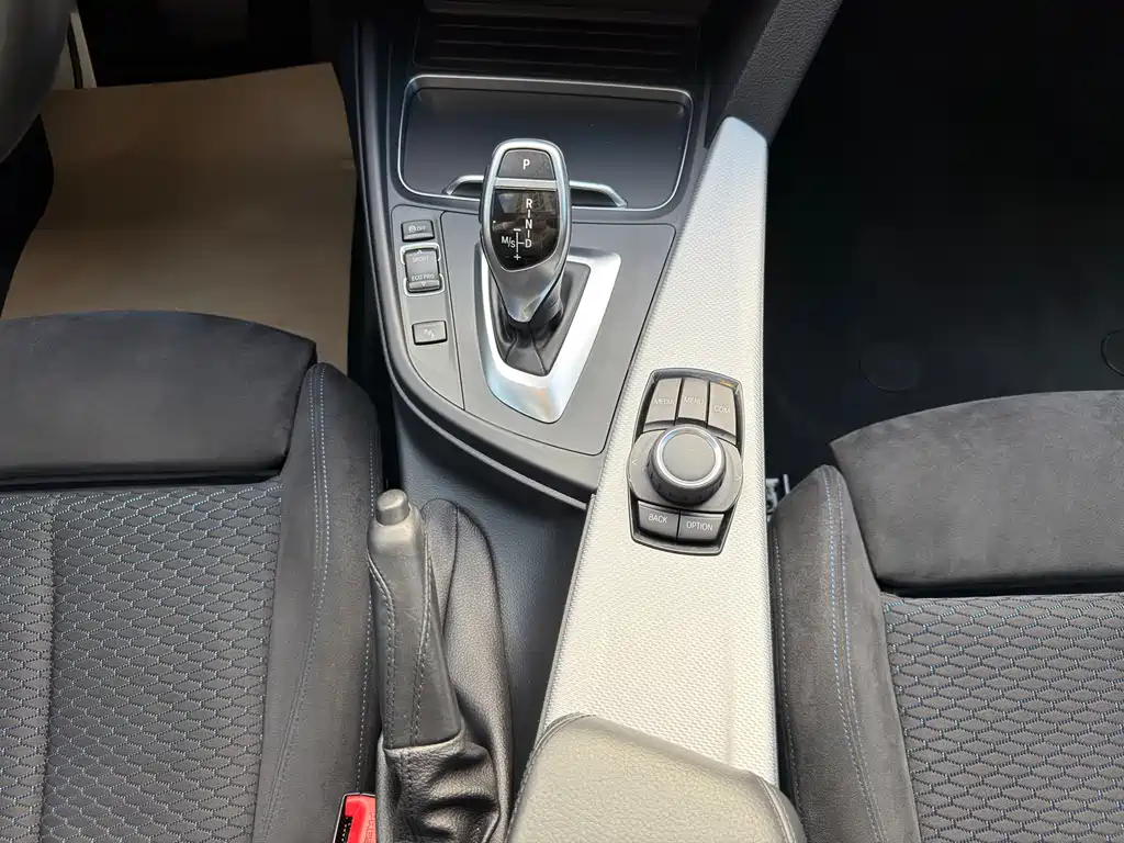BMW 3 Series 2018 — фото 16
