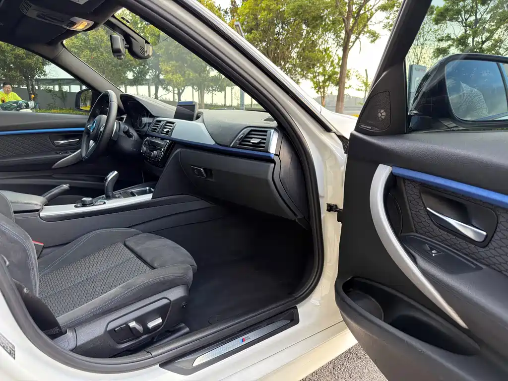 BMW 3 Series 2018 — фото 25
