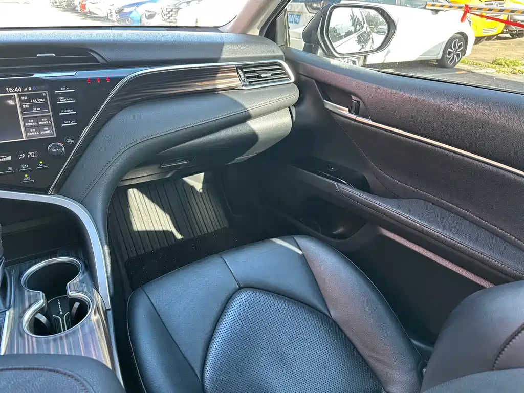 Toyota Camry 2018 — фото 15