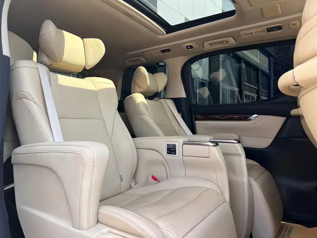 Toyota Alphard 2022 — фото 10
