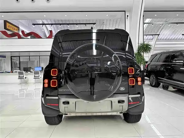 Land Rover Defender 2024