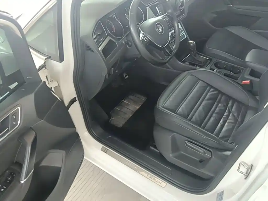 Volkswagen Touran 2017 — фото 16