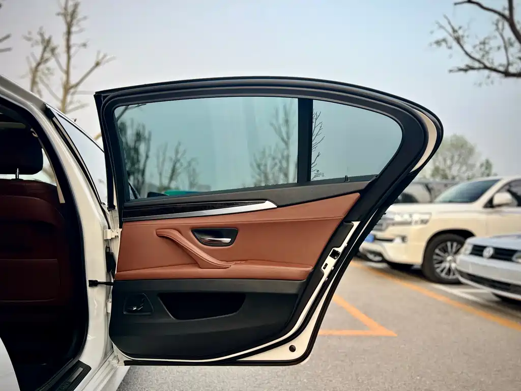 BMW 5 Series 2015 — фото 23