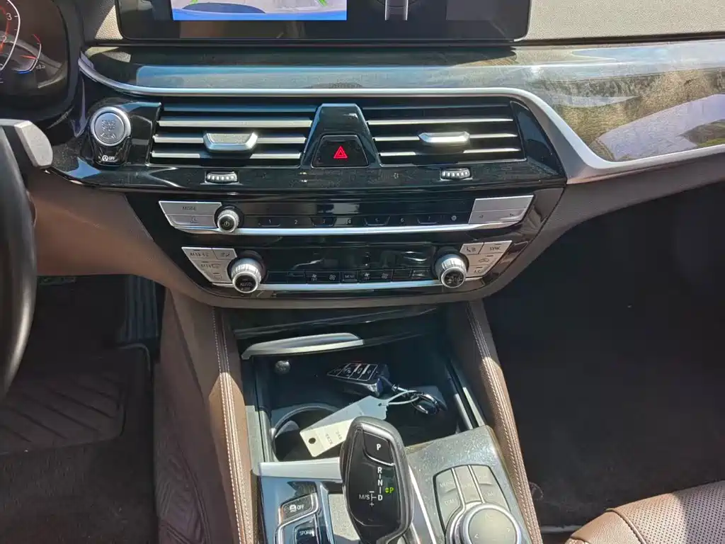 BMW 5 Series 2022 — фото 14