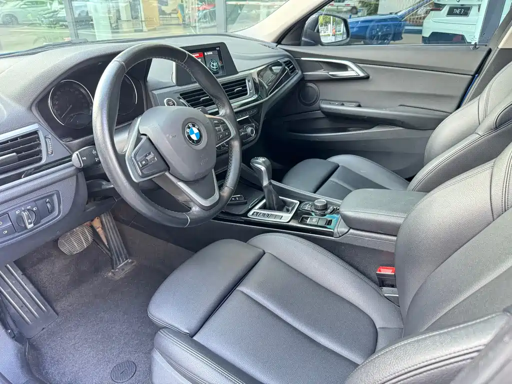 BMW 1 Series 2018 — фото 16