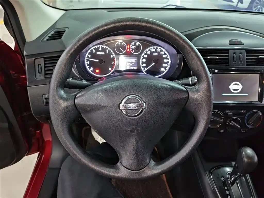 Nissan Tiida 2016 — фото 11