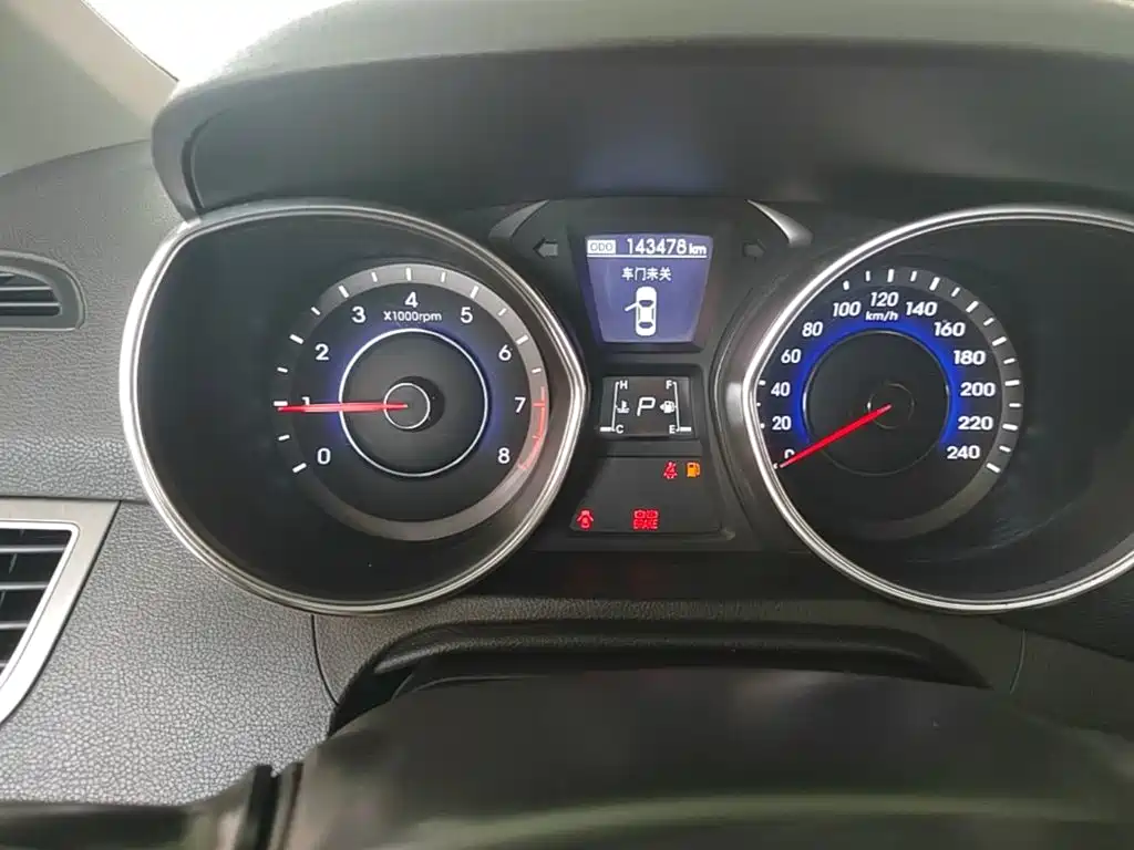Hyundai Elantra 2015 — фото 12