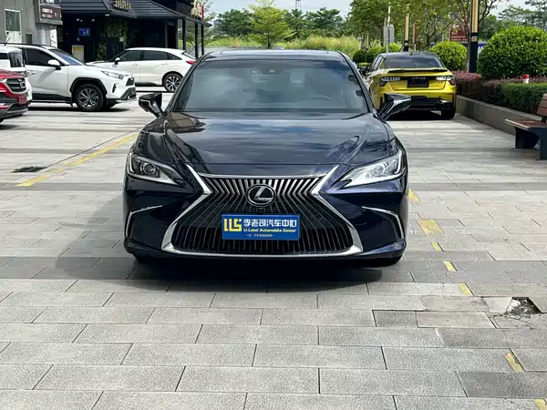 Lexus ES 2020