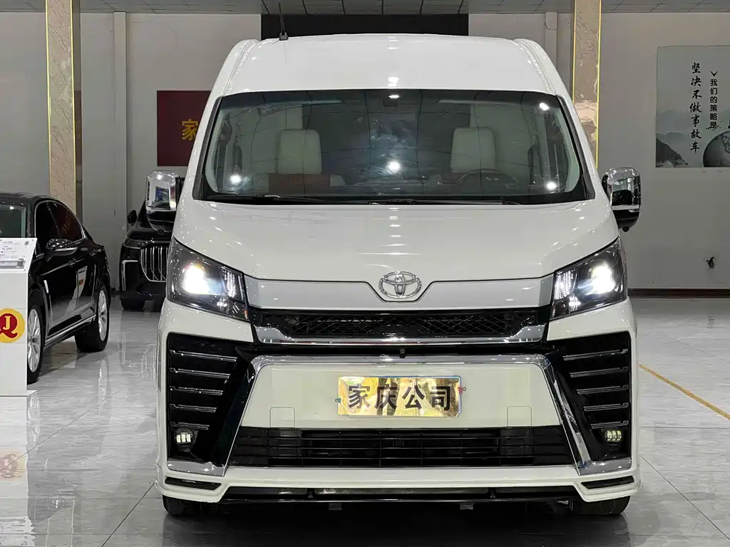 Toyota Hiace 2022 — фото 2