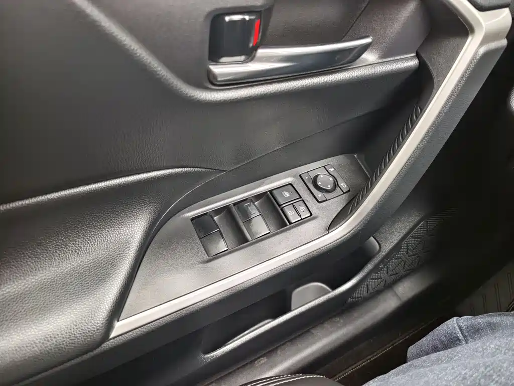 Toyota RAV4 2020 — фото 19