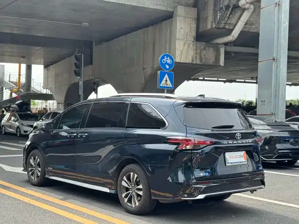 Toyota Granvia 2023