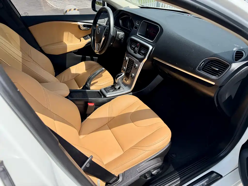 Volvo V40 2017 — фото 11
