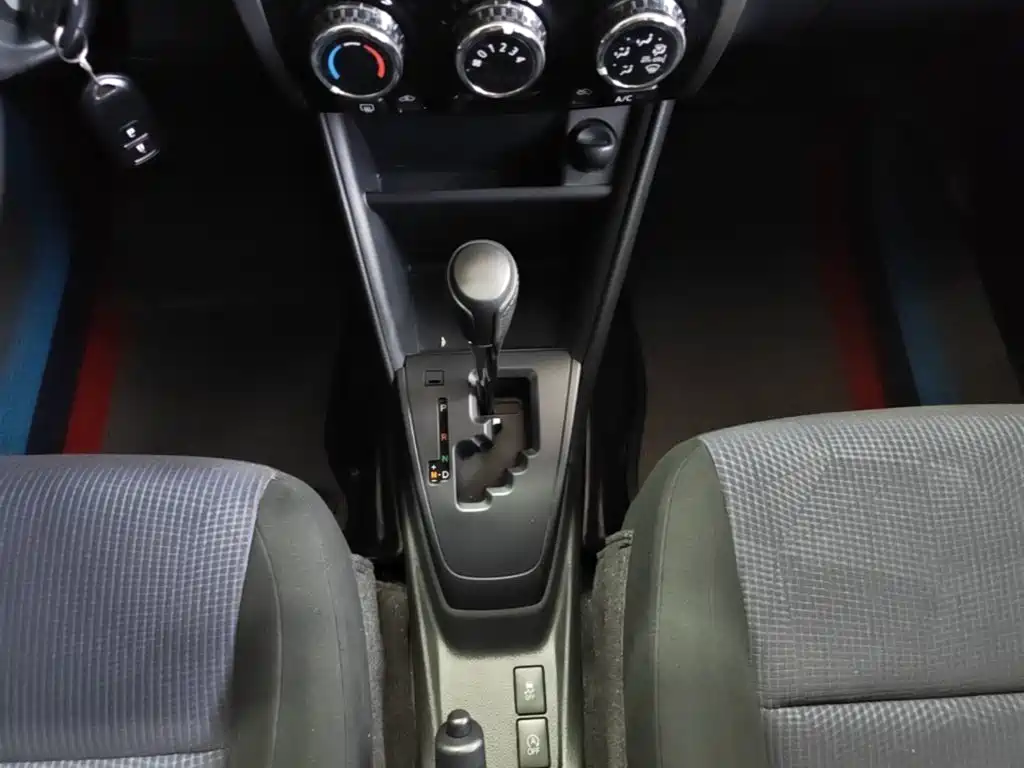 Toyota Yaris L 2017 — фото 14