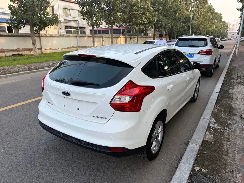 Ford Focus 2013 — фото 11