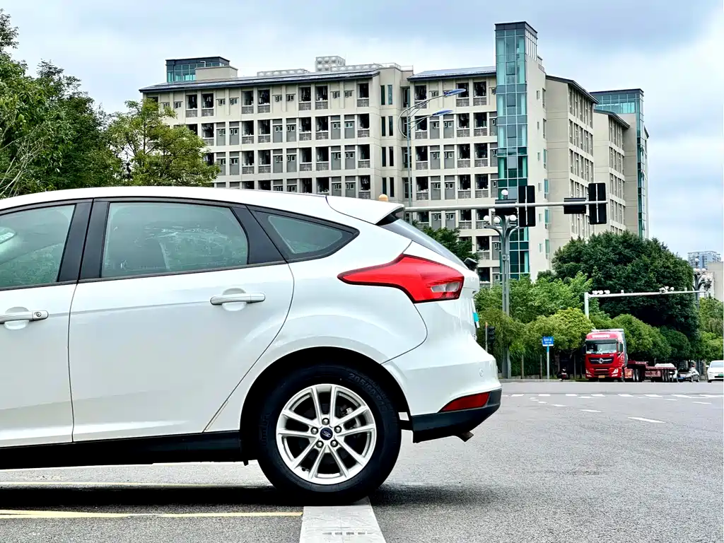 Ford Focus 2016 — фото 10