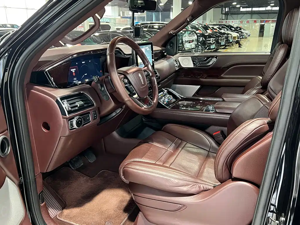 Lincoln Navigator 2021 — фото 11