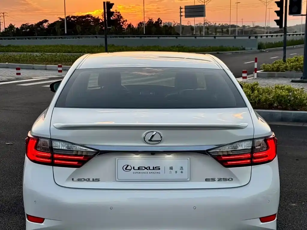 Lexus ES 2016 — фото 8