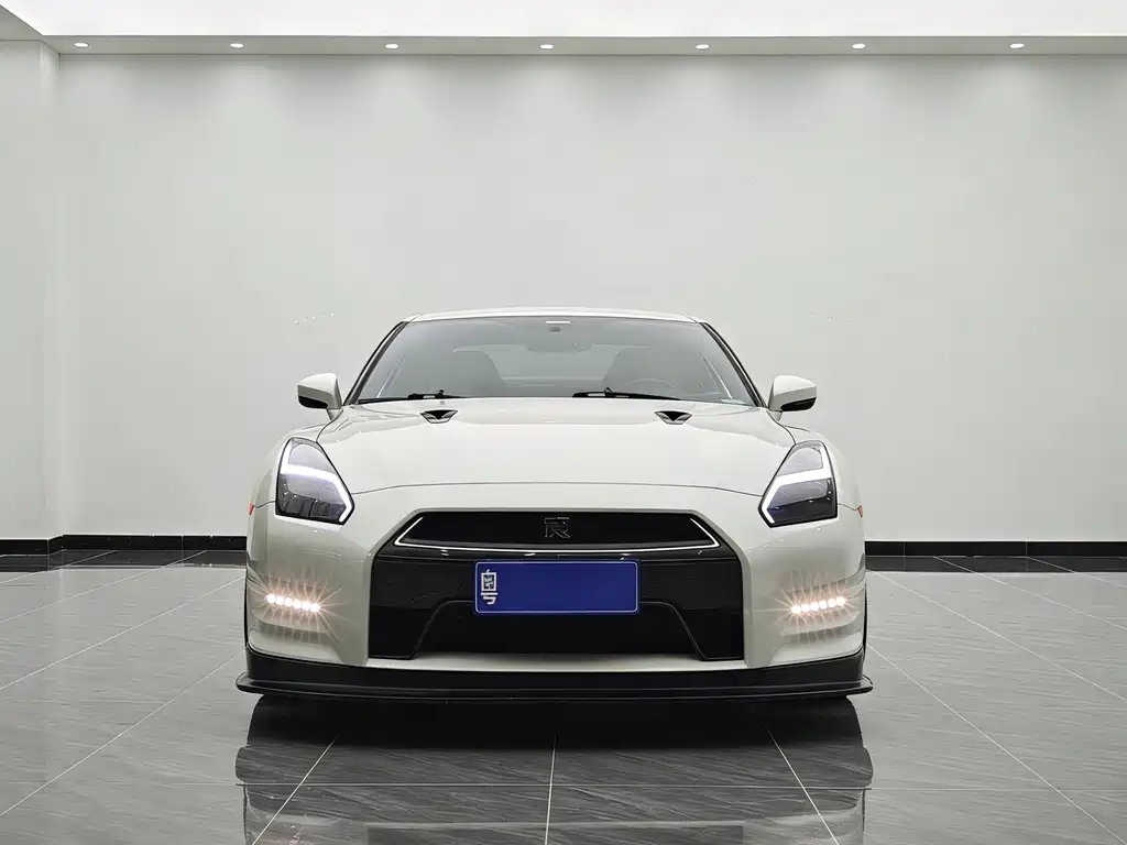 Nissan GT-R 2011 — фото 2