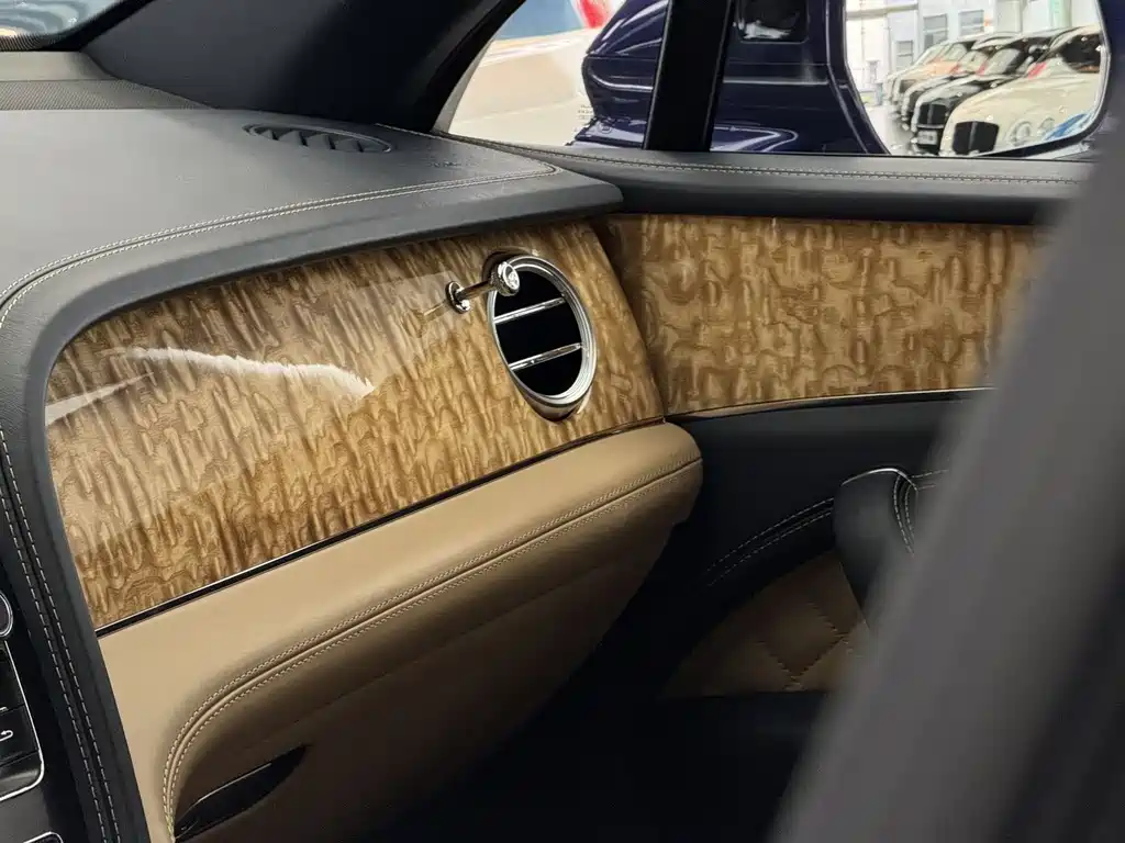 Bentley Bentayga 2018 — фото 14
