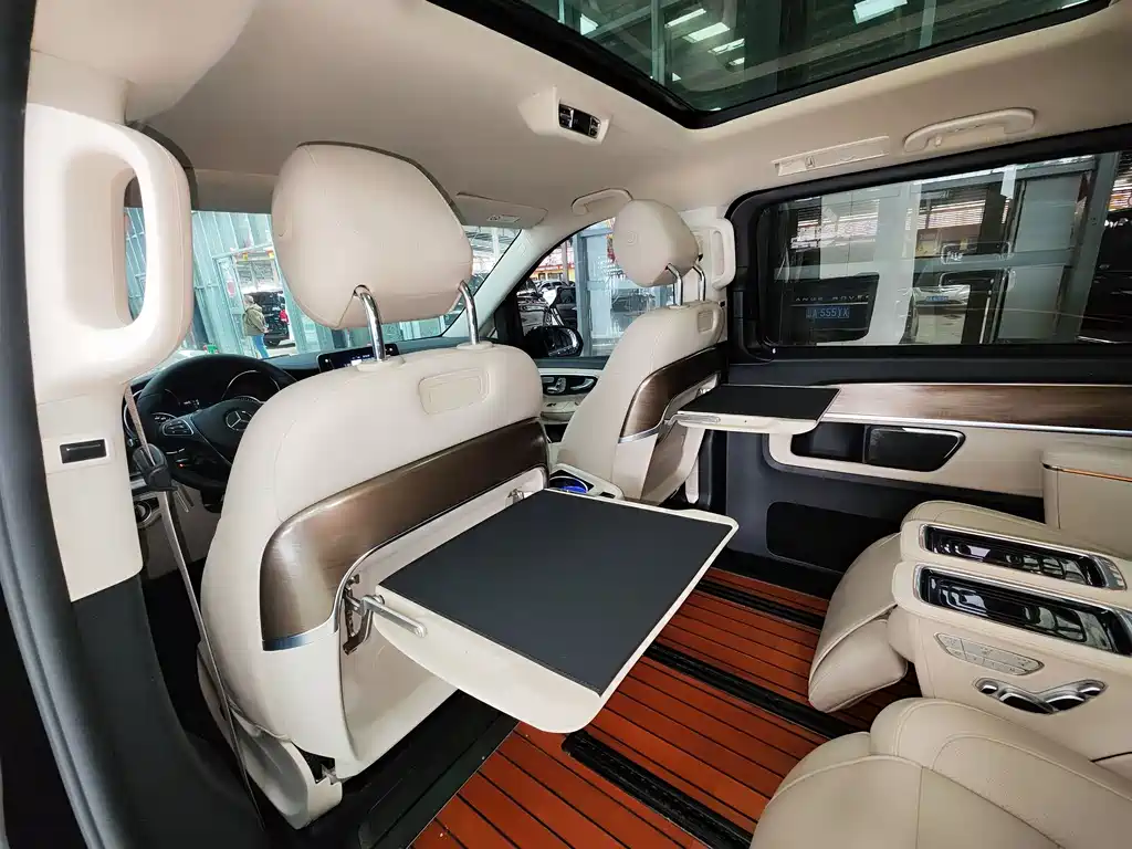 Mercedes-Benz V-Class 2021 — фото 18