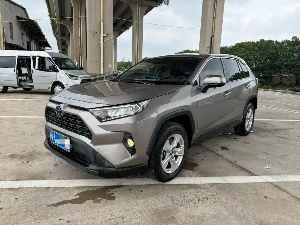 Toyota RAV4 2022 — фото 1