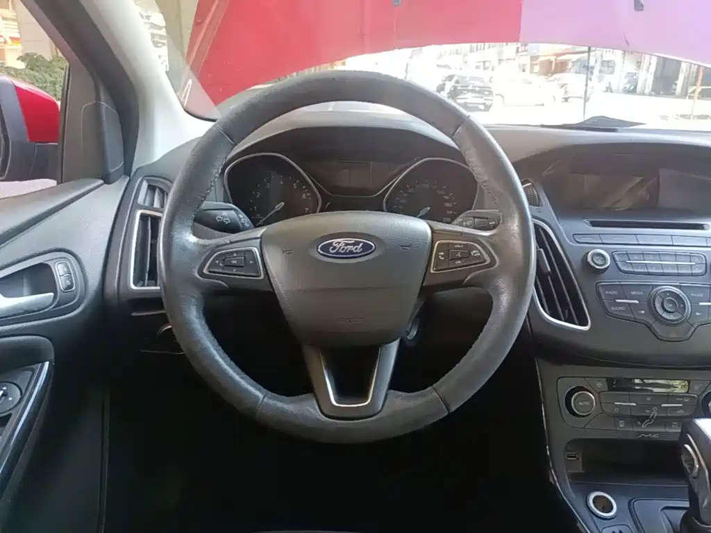Ford Focus 2015 — фото 11