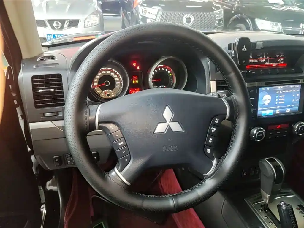 Mitsubishi Pajero 2017 — фото 11