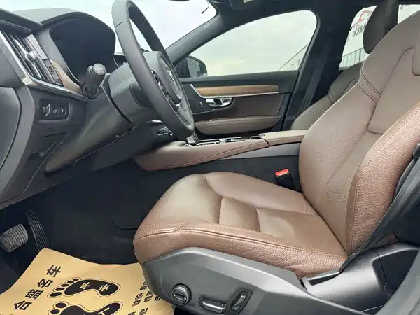 Volvo S90 Plug-In Hybrid 2021