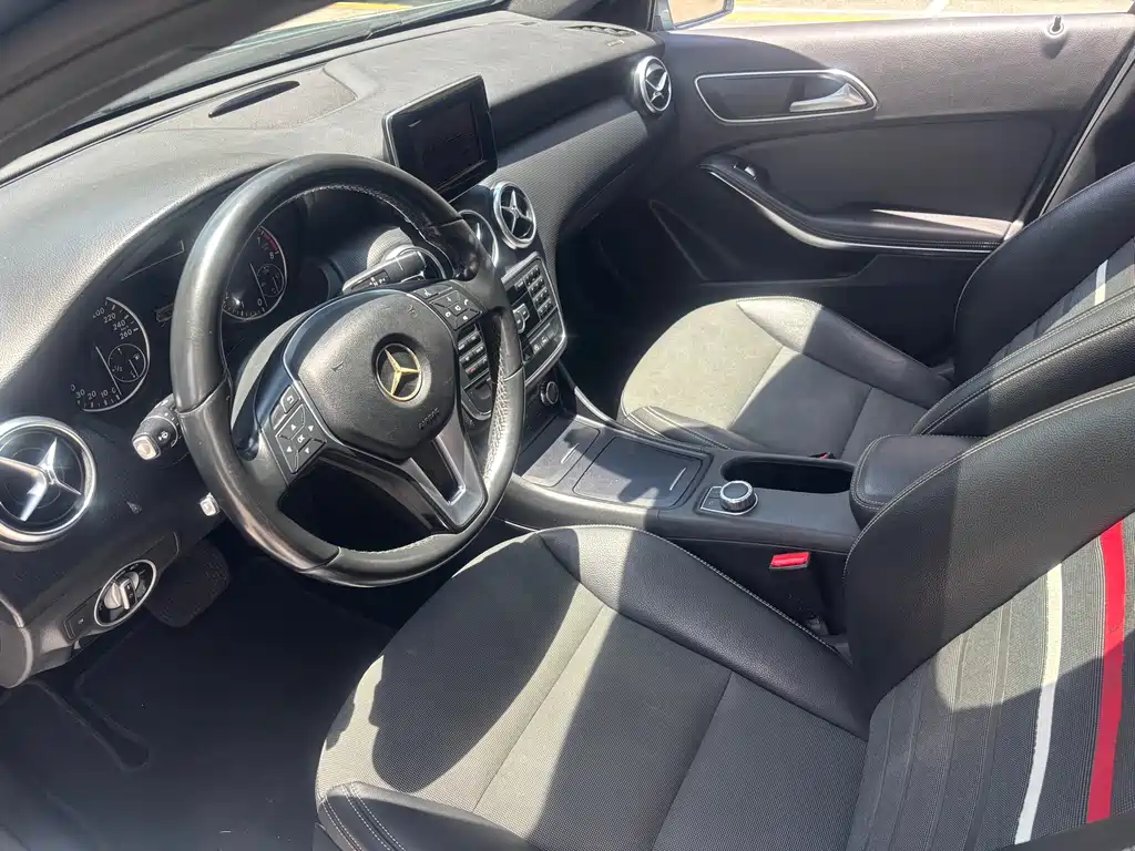 Mercedes-Benz A-Class 2015 — фото 12