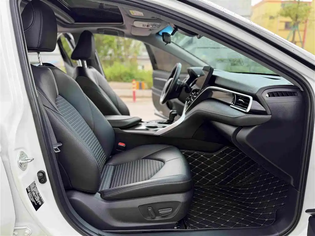 Toyota Camry 2023 — фото 11