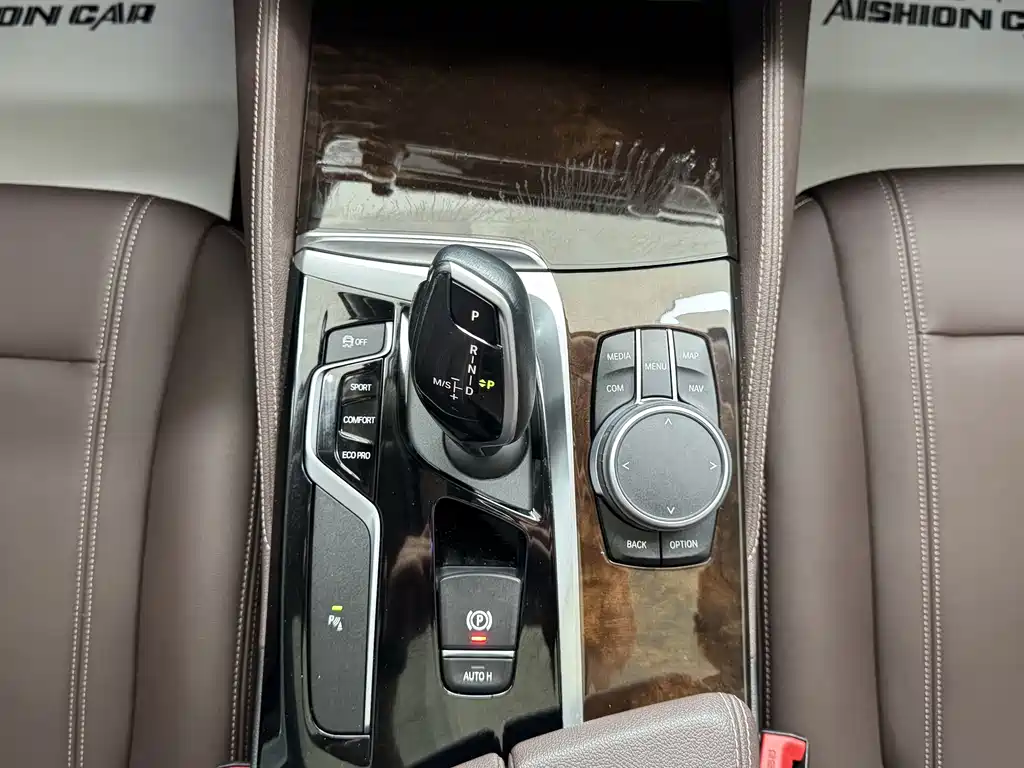 BMW 5 Series 2019 — фото 15