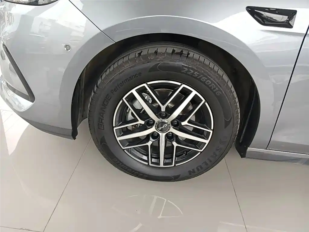 BYD Seal 05 DM-i 2025 — фото 23