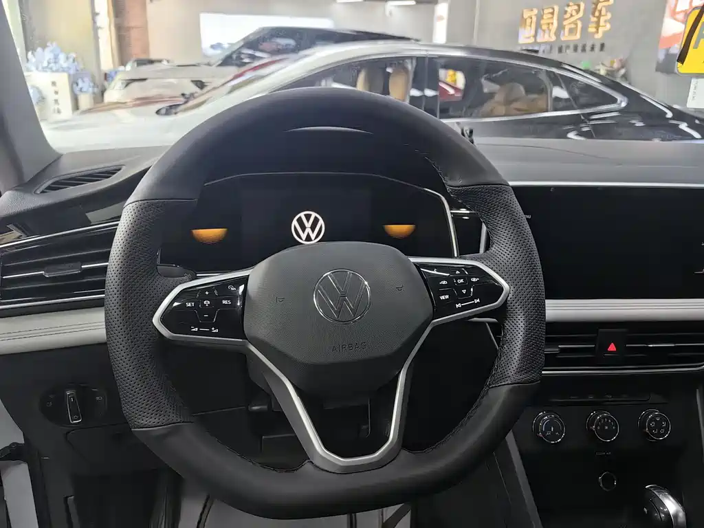 Volkswagen Tiguan L 2022 — фото 15