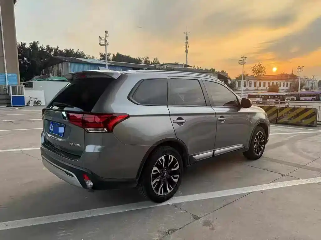 Mitsubishi Outlander 2019 — фото 5