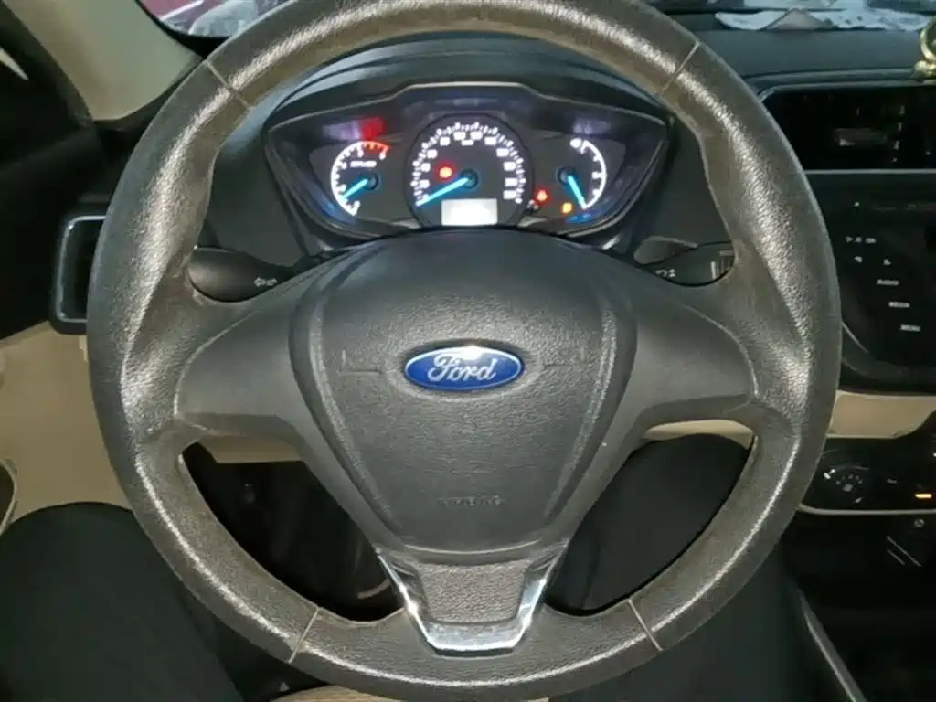 Ford Escort 2016 — фото 11