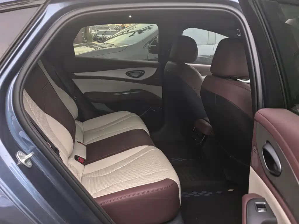 BYD Seal 07 DM-i 2025 — фото 3